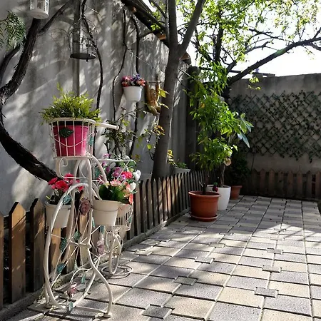 Collosal Apartment With Garden 布加勒斯特 Exterior photo