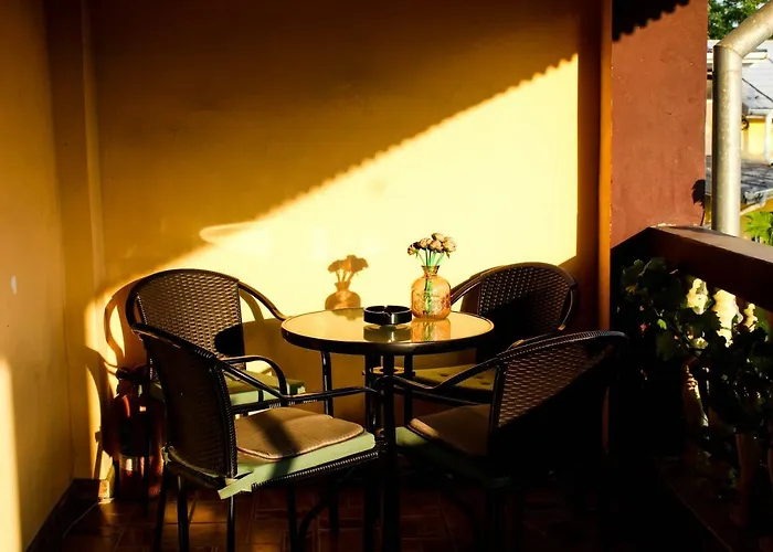 Collosal Apartment With Garden