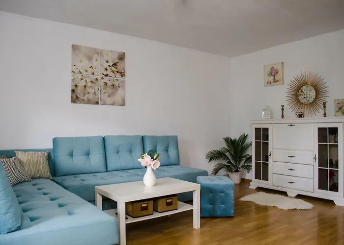 Collosal Apartment With Garden